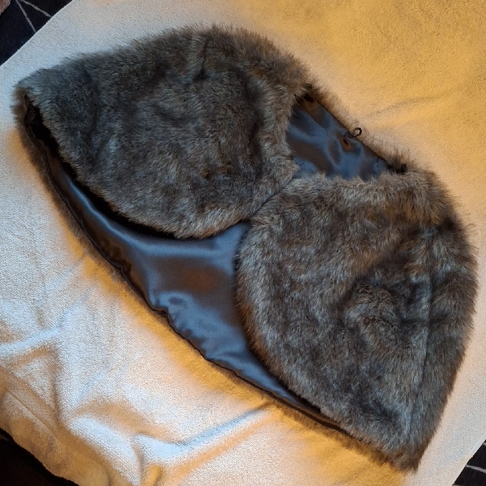 Elegant Faux Fur Cape in Gray